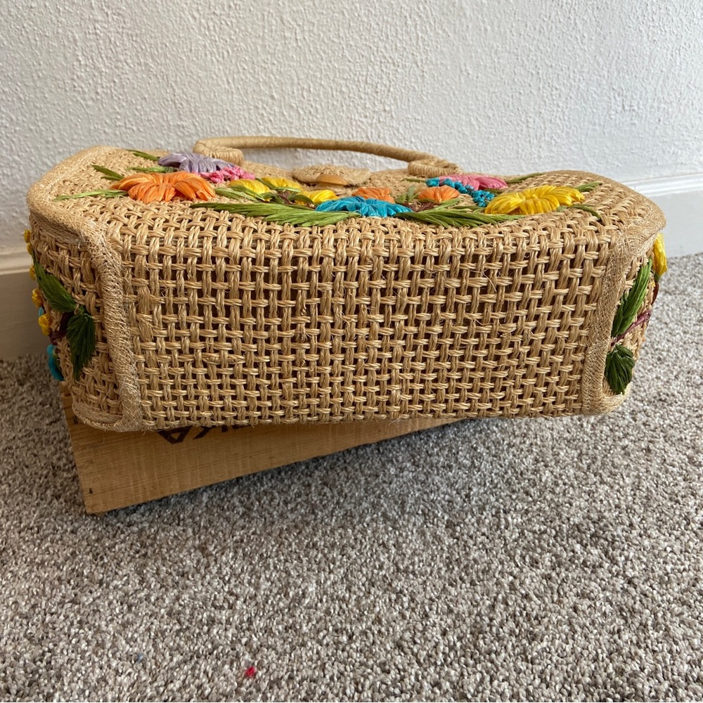 Vintage Floral Embroidered Tote Bag - Picture 4 of 9